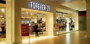 Forever 21 no se declarará en bancarrota pero cerrará al menos 100 tiendas en EE.UU.