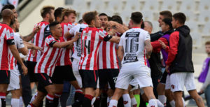 Gonzalo Jara es expulsado después de abatirse a golpes en partido de la Superliga de Argentina