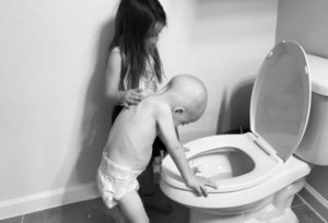 La estremecedora foto que conmueve a las redes sociales: Una niña de 5 años consuela a su hermano enfermo de cáncer