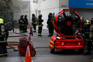 Providencia: evacuan jardín infantil tras incendio en bodega de edificio