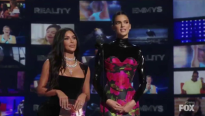 VIDEO | El incómodo momento que vivió Kim Kardashian y Kendall Jenner durante los Emmy 2019