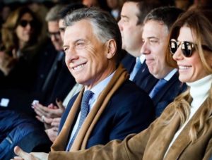 Argentina limita la compra de dólares para intentar frenar la crisis