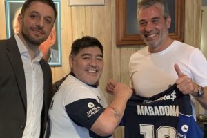 Maradona es confirmado en Gimnasia y vuelve a dirigir en Argentina tras más de dos décadas