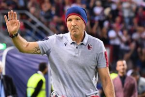 Gary Medel y sus compañeros visitan a DT de Bologna en el hospital