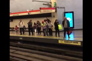 VIDEO | La asistente de andén de Metro que bailó al ritmo de Usher