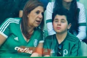 La emotiva historia de la madre que narra los partidos a su hijo no vidente