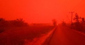 El cielo de Indonesia se tiñó de rojo producto de los incendios forestales