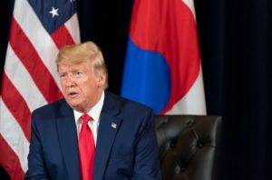 Justicia prohíbe a Donald Trump realizar deportaciones 