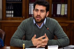 De Chile Vamos al Frente Amplio: diputado Diego Ibáñez critica difusión de fake news
