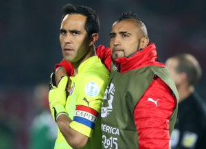 Los caminos de Claudio Bravo y Arturo Vidal para firmar 