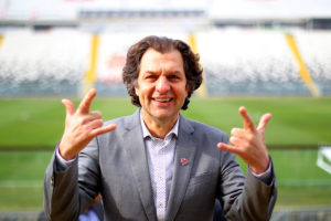 Aníbal Mosa anuncia que ningún trabajador de Colo Colo ganará menos de $450 mil