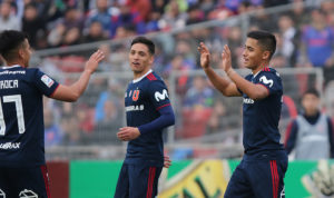 Jugadores de la U se sumaron a hinchas durante protesta en Plaza Italia