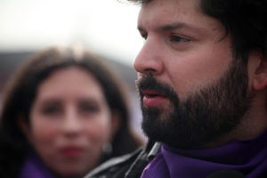 Boric lidera protestas en Plaza Italia contra militares