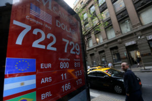 Precio del dólar se dispara en el país tras intensas protestas