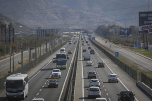 Fin de semana largo: MOP señala que 180 mil vehículos han salido de la capital en este feriado