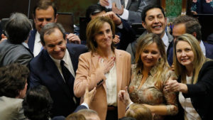 Cubillos esquiva acusación constitucional y asesta derrota a bloque opositor