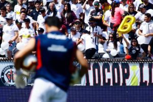 FOTOS | Hinchas colocolinos llevan globos de la B al superclásico en el Monumental