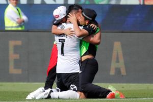 Bravo y Vidal se unen para felicitar a Paredes por su récord goleador