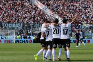 Colo Colo hunde a la U en el Monumental con récord histórico de Paredes