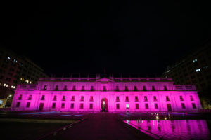 La Moneda se ilumina de rosado por campaña contra el cáncer de mama
