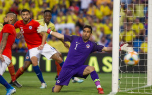 Medios colombianos afirman que Claudio Bravo fue clave en el 0-0 en Alicante