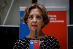 Ministra Hutt descarta bajar precio de los pasajes y condena episodios de violencia en Metro