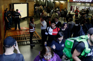 VIDEO | Evasión masiva: derriban reja de acceso a estación Plaza de Armas