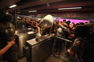 VIDEO | En estación Las Rejas: manifestantes llaman a no pagar el pasaje del Metro
