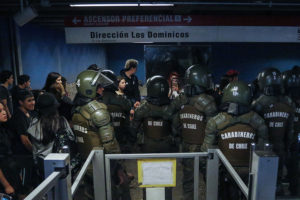 VIDEO | Indignante registro: evasor destruye torniquetes en Metro de Santiago