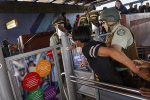 Formalizan a jóvenes por participación en evasiones masivas en el Metro