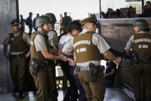 VIDEO | La violenta detención que realizó Carabineros en una estación del Metro