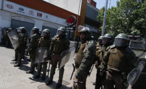 Vecinos de Quilicura reciben entre aplausos a Carabineros