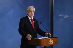 Piñera suspende alza del Metro y cita a mesa de diálogo