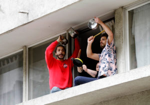 Se registran cacerolazos en diversos puntos de Santiago y regiones: 