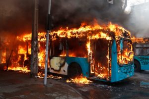 Transantiago suspende operaciones en su totalidad tras disturbios en la Región Metropolitana