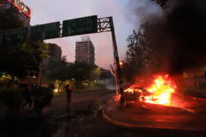 Violencia se extiende a regiones: decretan estado de emergencia en Concepción y toque de queda en Valparaíso