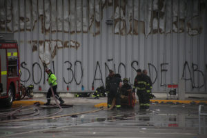 Confirman dos fallecidos en incendio en supermercado en la comuna de San Bernardo