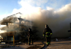 Confirman identidades de fallecidos tras incendio en Construmart de La Pintana
