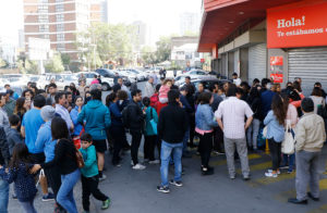Gran afluencia de público en supermercados abiertos este lunes en la RM
