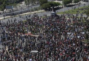Nuevas concentraciones en Santiago llegaron a Plaza Italia y cerca de la Escuela Militar