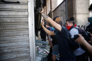 Hombre muere electrocutado en supermercado saqueado en barrio Franklin