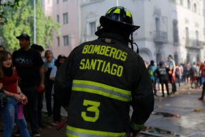Hackean cuenta de Bomberos y publican amenazas de muerte contra Piñera