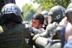 INDH denunció que carabineros colgaron de esposas a detenidos en Peñalolén