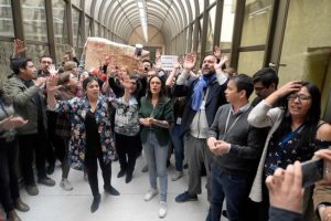 VIDEO | Vallejo y Cariola encabezan bloqueo de pasillos en el Congreso