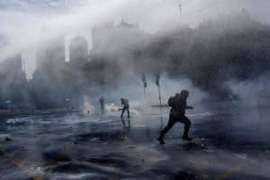 Incidentes en Alameda y Plaza Italia en medio de masiva marcha