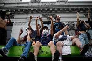 Incidentes aislados: encapuchados incendian ingreso al Metro Baquedano