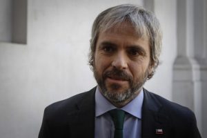 Ministro Blumel apunta a la 