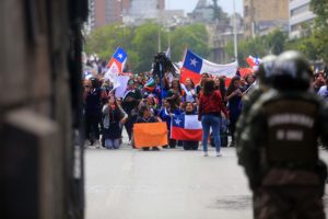 VIDEO + FOTOS | Carabineros dispersa marcha de parvularias en la Alameda