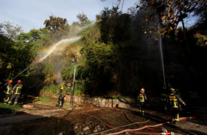 VIDEOS | Bomberos controla incendio en cerro Santa Lucía