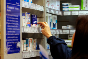Presentan proyecto para que farmacias independientes compren medicamentos a Cenabast